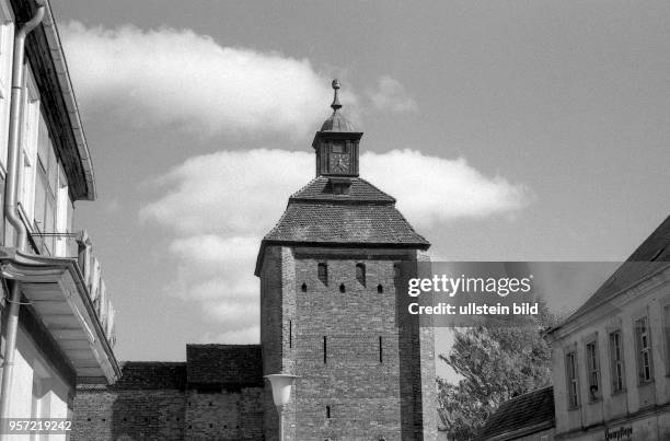 Blick zum Steintor in Bernau, aufgenommen 1970. Seit 1882 werden im Steintor als Teil vom Heimatmuseum die Schätze der Vergangenheit gehütet.