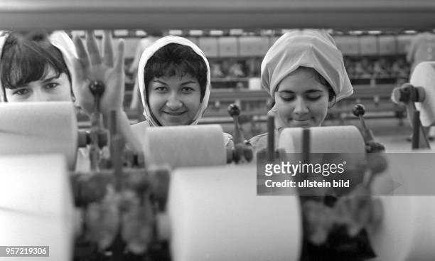 Arbeiterinnen in einer Textilfabrik in Havanna, aufgenommen 1962.