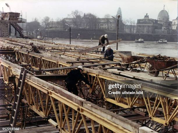 An der Stelle der 1945 zerstörten Elbbrücke wurde Anfang der 1970er Jahre die neue Dr.-Rudolf-Friedrichs-Brücke errichtet, aufgenommen am .