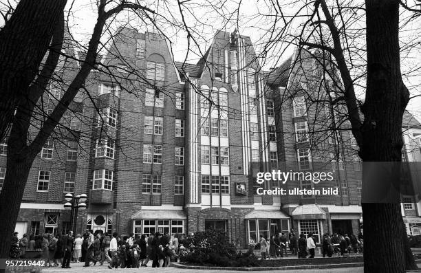 Rostock / 1986 / Fuenf-Giebel-Haus am Rostocker / Mit industriemaessig vorgefertigten Teilen entstand am Universitaetsplatz in Rostock ein...