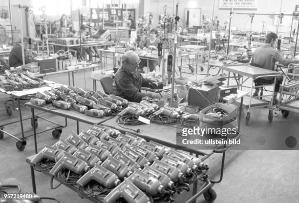 Arbeiter und Arbeiterinnen beim Fertigen von Handbohrmaschinen, aufgenommen am im Betriebsteil "Bohrmaschine" des Mansfeld Kombinats bei Eisleben. Im...