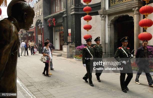 Oktober 2009 / China - Peking / Straßenszene und Alltag in einer der benachbarten Straßen und Gassen den Quianmen Dajiie, einer alten Einkaufsstraße...