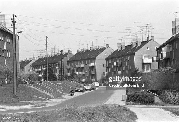 Eine Wohnsiedlung in der Lutherstadt Eisleben , aufgenommen im Mai 1982. Die Pkw sind sorgfältig am Straßenrand abgestellt worden.