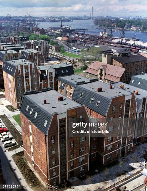 Eingegliedert in Rostocks historische Altstadt entstanden am Stadthafen bis Ende 1985 fünfhundertsechsundachtzig Neubauwohnungen, aufgenommen 1986....