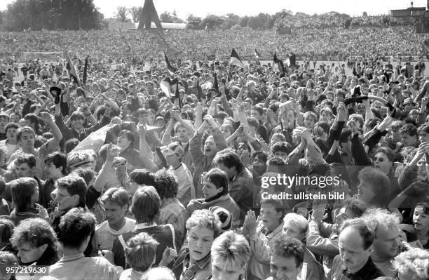 Die riesige Fangemeinde von Dynamo Dresden bejubelt am 26.5.1990 ihre Mannschaft nach dem 3:1 Sieg im Finale gegen den 1. FC Lokomotive Leipzig im...