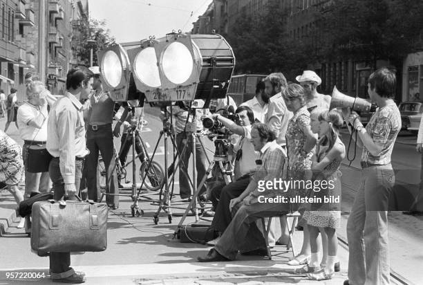 Große Scheinwerfer leuchten eine Szene bei Dreharbeiten zu eihnem DEFA-Film an der Schönhauser Allee in Berlin aus, aufgenommen im Sommer 1977.