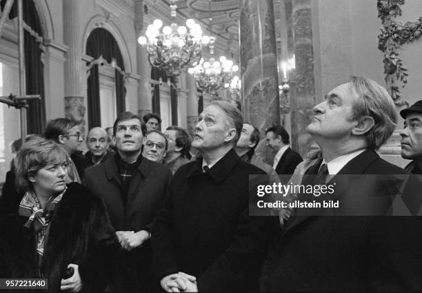 Im Januar 1985, einen Monat vor der offiziellen Wiedereröffnung der Semperoper, besichtigt der Ministerpräsident von Nordrhein-Westfalen, Johannes...