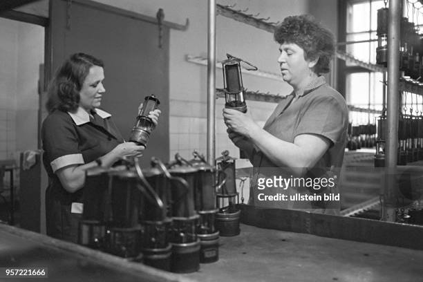 Zwei Arbeiterinnen sind in der Ladestation für Wetterlampen im Thomas-Müntzer-Schacht Sangerhausen tätig, aufgenommen am . Seit 1951 wird im...