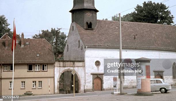 In der Altstadt von Eisenach steht die Annenkirche, hier mit der Litfaßsäule auf der "20 Jahre DDR"-Plakate angebracht sind, außerdem ist am...