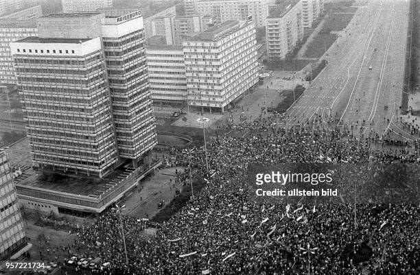 Nahezu eine Million Bürger versammeln sich am auf dem Berliner Alexanderplatz - links das Haus des Reisens - und demonstrieren friedlich für...