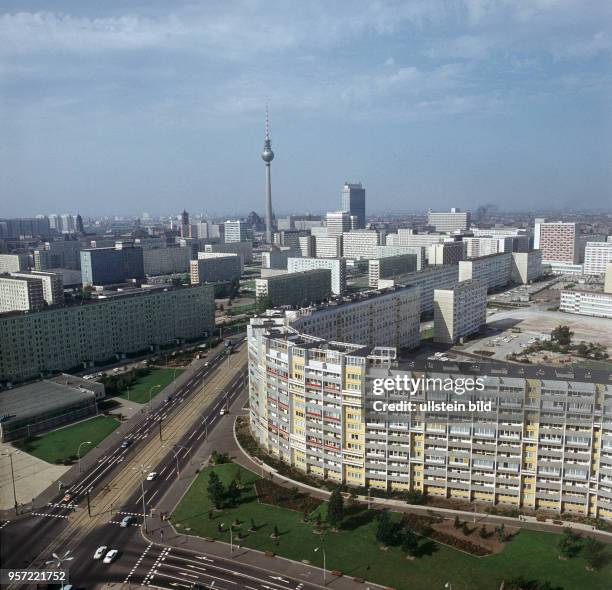 Blick von einem Hochhaus am Leninplatz in Berlin-Friedrichshain über die Anfang der 1970er Jahre entstandenen Neubauten im Zentrum von Berlin bis zum...