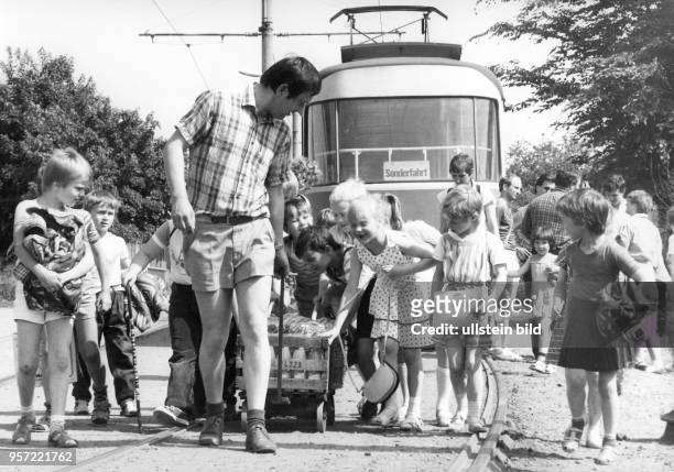 Mit einer Sonderfahrt der Straßenbahn fuhren die Straßenbahnfahrer der Linie 11 in Dresden die Mädchen und Jungen und das Elternaktiv ihrer...
