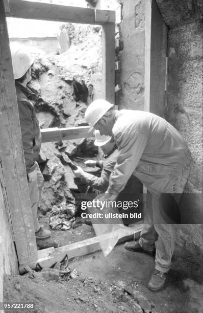 Experten vom Bundesfilmarchiv bergen Filmdosen in einer noch zum Teil verschütteten Grabkammer in der Ruine der Frauenkirche in Dresden während der...
