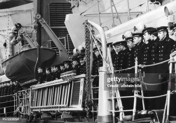 Flottenbesuch der Sowjetunion in Rostock im Jahr 1965. Die sowjetischen Marinesoldaten nehmen an Deck des Schiffes Haltung an.