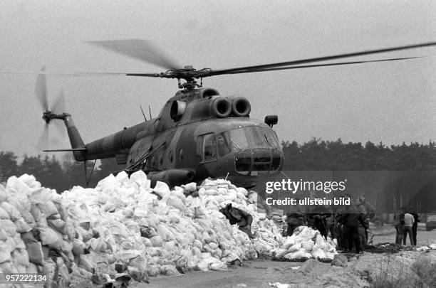 Hochwasser im Frühjahr 1988. Einsatzkräfte der Nationalen Volksarmee verstärken den Deich im Kreis Osterburg mit Sandsäcken, die auch mittels...