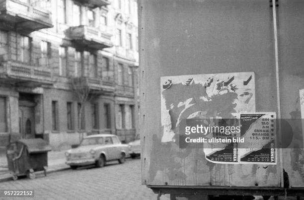 Der Ostberliner Stadtteil Prenzlauer Berg im Wendejahr 1990 - ein Plakat an einem Bauwagen wirbt für eine Kurzreise nach Venedig, aufgenommen im...