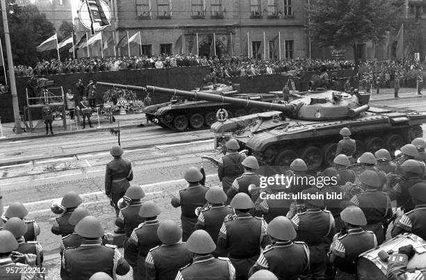 Panzer der NVA bei einer Feldparade zum Abschluss des Manövers Waffenbrüderschaft 80 am in Magdeburg. An dem größten je von den Teilnehmerstaaten des...