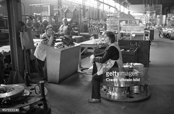Arbeiterinnen warten im Walzwerk Hettstedt auf Beschäftigung, aufgenommen am . In dem zum Mansfeld Kombinat "Wilhelm Pieck" gehörenden Walzwerk wurde...