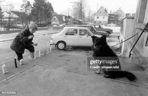 Ein kleiner Junge stellt zum Zeichen des Protestes eine Kerze an den Straßenrand, aufgenommen am 03.12.2989 in der Gemeinde Eibau. Die Bewohner der...