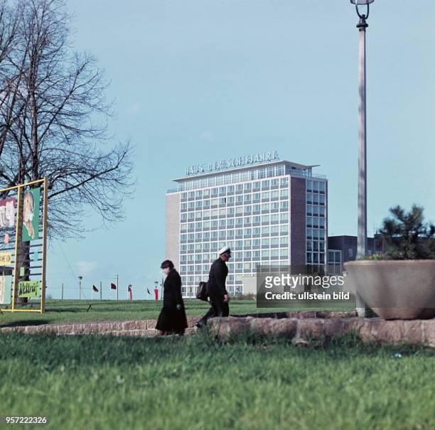 Das Haus der Schifffahrt in Rostock, aufgenommen 1963. Als Verwaltungsgebäude der Deutschen Seereederei wurde es vom Architekten Jochen Näther im...