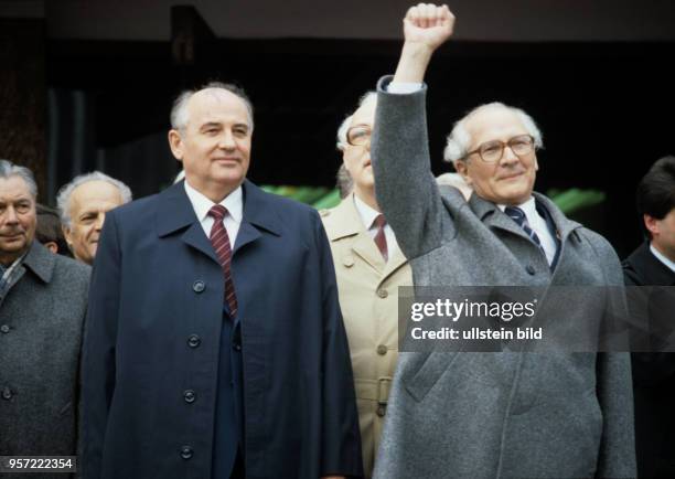 Der Generalsekretär des ZK der SED und Vorsitzende des Staatsrates der DDR, Erich Honecker, mit zum Kampfgruß der Partei der Arbeiterklasse...