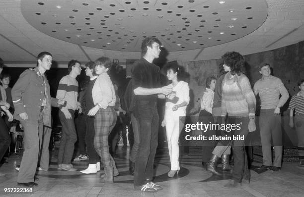 Jugendliche tanzenh auf der Tanzfläche in der Diskothek im Palast der Republik in Berlin , aufgenommen 1984. Die Disco im Palast der Republik war...