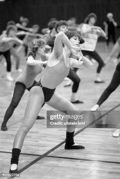 Frauen bei der Pop-Gymnastik im Sport- und Erholungszentrum an der Leninallee in Berlin, aufgenommen 1987. Das SEZ war ein beliebter Ort für diverse...