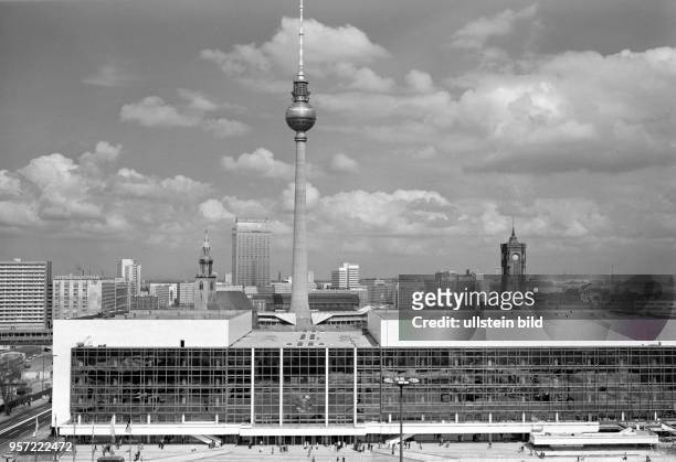 Der Palast der Republik in Berlin , aufgenommen im Juni 1979. Im Hintergrund das Hochhaushotel am Alexanderplatz der Fernsehturm und das Rote Rathaus...