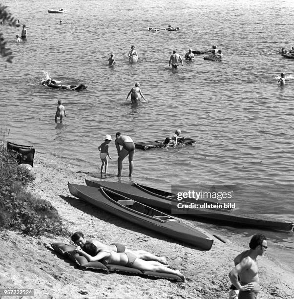 Familien bei der Erholung am Knappensee bei Koblenz unweit von Hoyerswerda, undatiertes Foto vom Juli 1969. Der für die Naherholung beliebte...