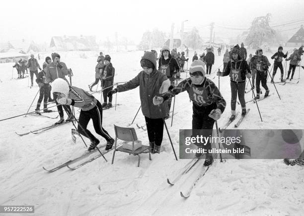 In den jährlichen Februarferien vergnügen sich Kinder und Jugendliche bei Winterspielen im Schnee, wie hier bei der Kinder- und Jugendspartakiade in...