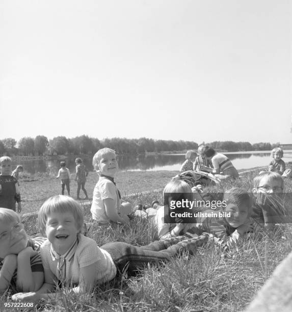 Kinder liegen im Gras am Ufer der Oder bei Schwedt, undatiertes Foto aus dem Jahr 1974. Durch die Errichtung einer Papierfabrik, des...