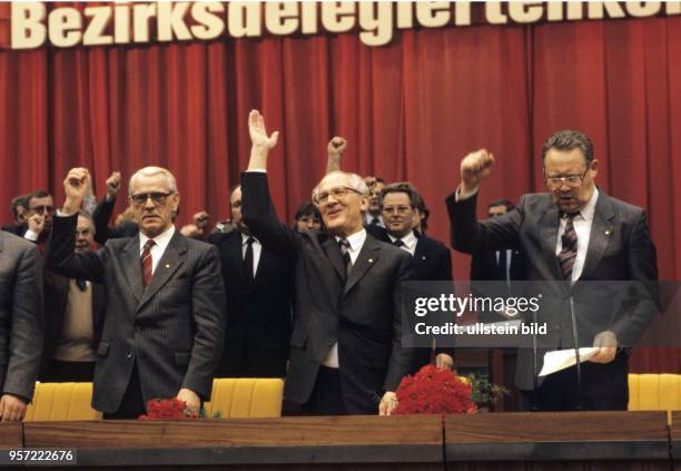 Günter Schabowski , 1. Sekretär der SED-Bezirksleitung Berlin, singt mit erhobener Faust neben Erich Honecker, Generalsekretär des ZK der SED, und...