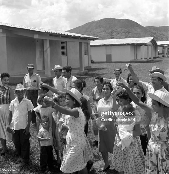 Bauern und Landarbeiter besichtigen neue Wohnungen und Häuser in einer neuen Wohnsiedlung in Manzanillo in der Provinz Oriente , aufgenommen 1962.