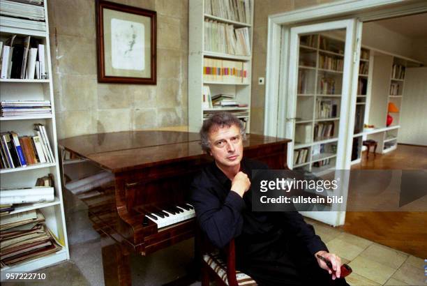 Der Komponist und Dirigent Prof. Udo Zimmermann, aufgenommen im Sommer 1994 in seinem Haus in Dresden-Loschwitz. Udo Zimmermann wurde am 06. Oktober...