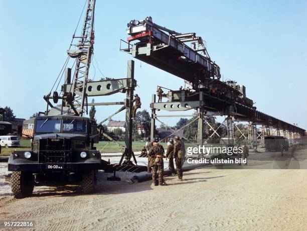 Im Rahmen einer Übung bauen sowjetische und NVA-Soldaten eine provisorische Eisenbahnbrücke, undatiertes Foto von 1983, Ort unbekannt.