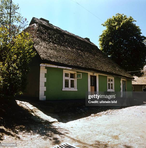 Ein reetgedecktes Haus in Vitt auf der Insel Rügen, undatiertes Foto von 1977. Foto. Wilfried Glienke