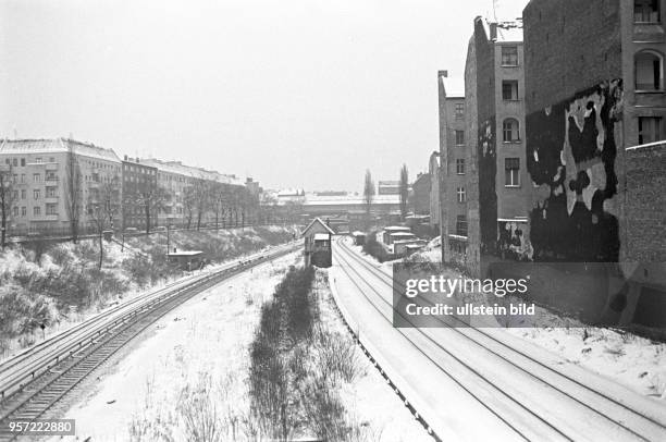 Verschneite Gleisanlagen in Berlin an der S-Bahn zwischen Schönhauser Allee und Prenzlauer Berg im Februar 1979. Extreme Kälte und viel Schnee...