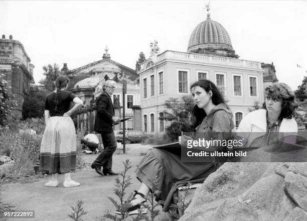 Studentinnen der Hochschule für Bildende Künste Dresden zeichnen im Sommer 1983 im Freien. Ihr Dozent ist Franz Tippel . Im Hintergrund sind die...