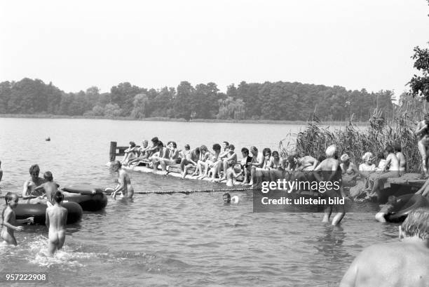 Nacktbaden im See - Am Zeesener See in Senzig-Waldesruh liegt versteckt in waldreicher Gegend das über 60 Jahre alte Paradies der Nackten, der...