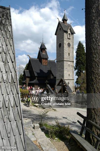 Blick am auf die Stabkirche Wang im polnischen Karpacz im Riesengebirge. Die mittelalterliche Holzkirche wurde im 12. Jahrhundert im norwegischen...