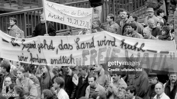 Nahezu eine Million Bürger versammeln sich am auf dem Berliner Alexanderplatz und demonstrieren friedlich für Veränderungen in der DDR, hier fordern...