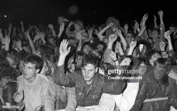 Fans vor der Bühne jubeln bei einem Konzert von Rockmusiker Udo Lindenberg in der Ostberliner Wuhlheide, aufgenommen am .