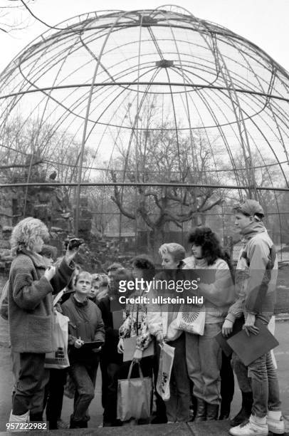 Projektunterricht für Schüler in der Zooschule Dresden, dem wichtigsten pädagogischen Treffpunkt des Zoo Dresden, im Januar 1990 - Mitarbeiter vom...