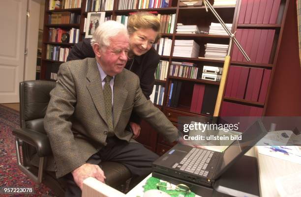 Kurt Biedenkopf, Alt-Ministerpräsident von Sachsen, und seine Gattin Ingrid in ihrem Zuhause in Radebeul bei Dresden am . Hier am Schreibtisch im...