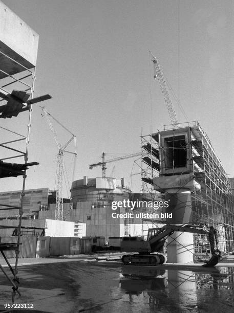 Bauarbeiten im Winter 1990 am Reaktor Stendal II im Kernkraftwerk Stendal. Der in den 1980ern als größtes Kernkraftwerk der DDR geplante und...