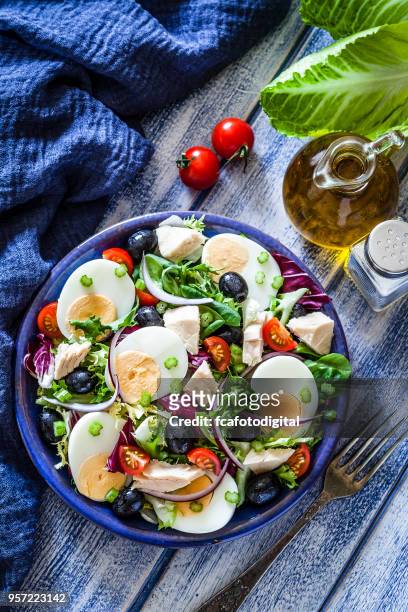 thunfisch und hartgekochtes ei salat - hard boiled eggs stock-fotos und bilder