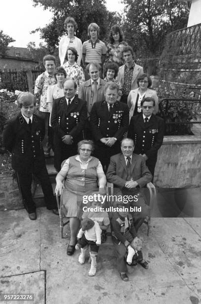 Die Familie Ehricht - eine Bergarbeiter-Familie - posiert für ein Gruppenfoto, aufgenommen im Juli 1978 in Sangerhausen. Im Mansfelder Land wurde zu...