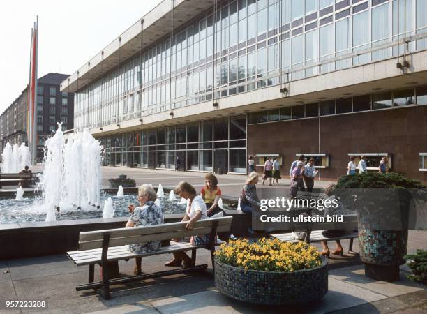 Der Kulturpalast in Dresden mit Springbrunnen, undatiertes Foto von 1979.