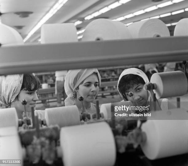 Arbeiterinnen in einer Textilfabrik in Havanna, aufgenommen 1962.