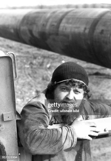 Ein Monteur vom VEB Industriemontage der DDR am Fluss Dnestr in der UdSSR im Abschnitt im ukrainischen Gebiet bei Iwano - Frankowsk - beim Bau der...